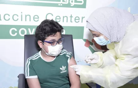 أول طفل يتلقى لقاح كورونا بالمملكة - الصورة من حساب وزارة الصحة السعودية