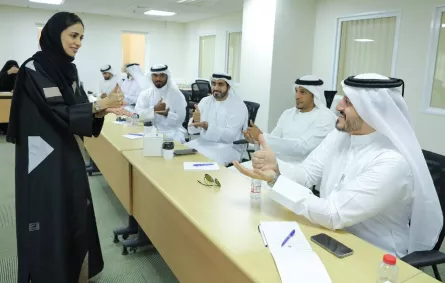 تدريب 86 موظفا بالجهات الحكومية على لغة الإشارة. الصورة من "وام"