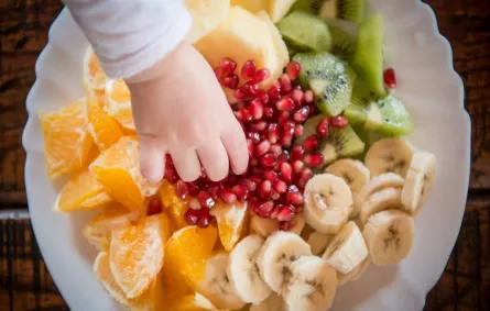 صورة لطفل يتناول الفاكهة