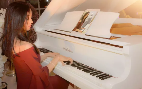 عازفة البيانو السعودية في منتدى "دافوس" إيمان قستي: السعوديات سيثرين تراث بلدهن الموسيقي
