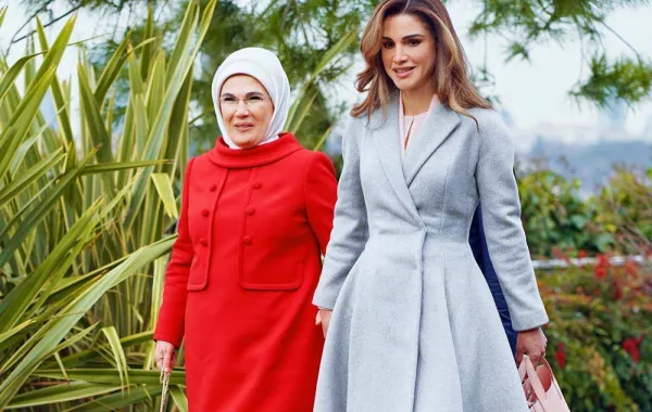 كيف نسقت الملكة رانيا ألوان الموضة في 2019