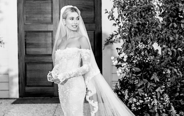 فستان زفاف هايلي بالدوين حديث مواقع التواصل الاجتماعي