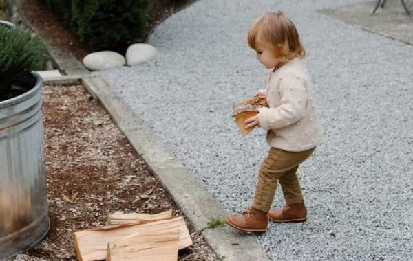 صورة لطفلة تساعد في تنظيم الحديقة