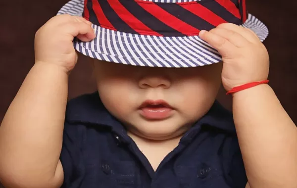 صورة طفل يضع القبعة