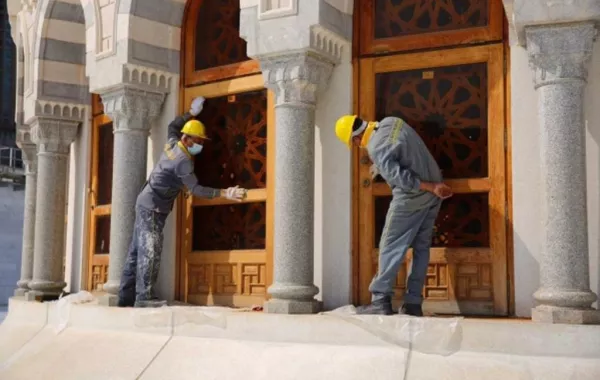 كيف تتم الصيانة الدورية لأبواب المسجد الحرام