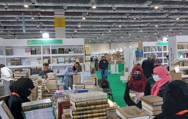 زوار معرض القاهرة للكتاب يؤكدون أهمية دور النشر السعودية في نشر الثقافة العربية والإسلامية. الصورة من "وام"