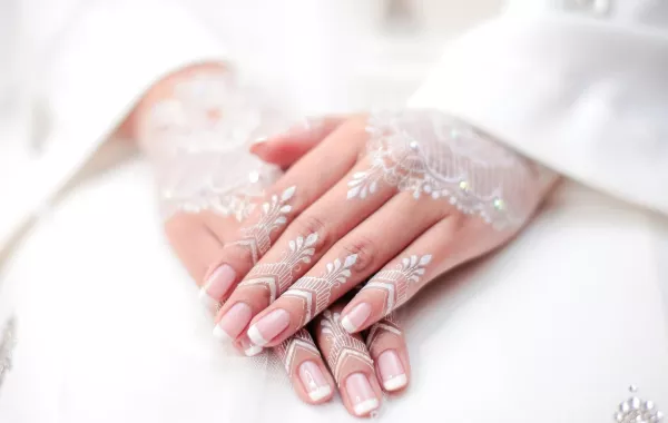 صور نقش حناء بيضاء ناعم للعروس الخليجية