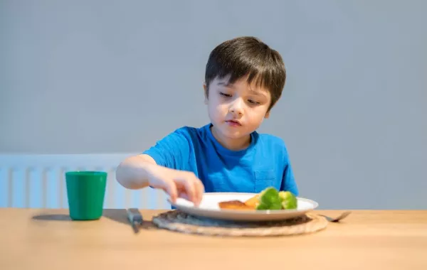 صورة طفل يتناول الخضراوات
