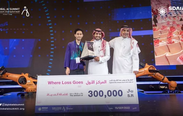 رئيس الهيئة السعودية للبيانات والذكاء الاصطناعي يكرم الفائزين في مسابقة "أرتاثون الذكاء الاصطناعي" - الصورة من حساب سدايا على تويتر