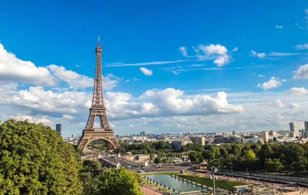أجواء رومانسية حالمة عند السياحة في باريس