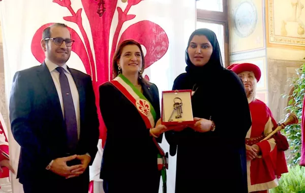الريم بنت عبدالله الفلاسي تسلمت الهدية التذكارية. الصورة من "وام"
