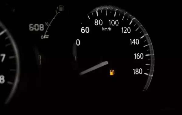 ماذا يقيس عداد السرعة في السيارة؟